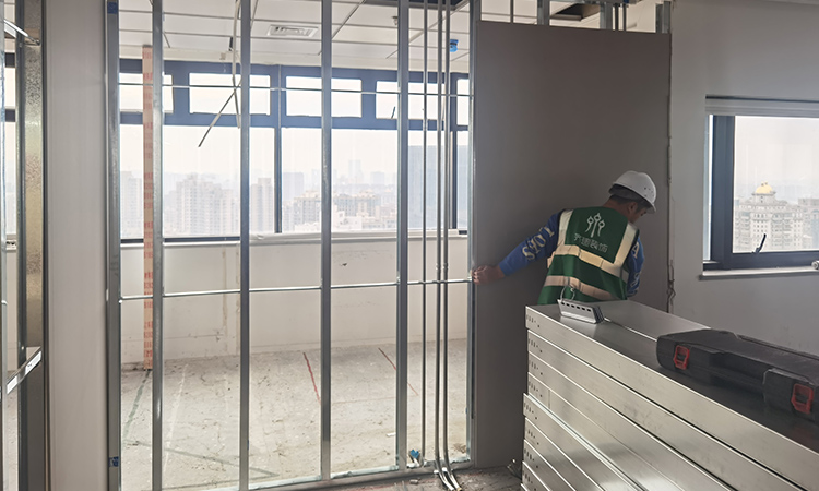 上海長寧世貿商城辦公室裝修施工現場組圖